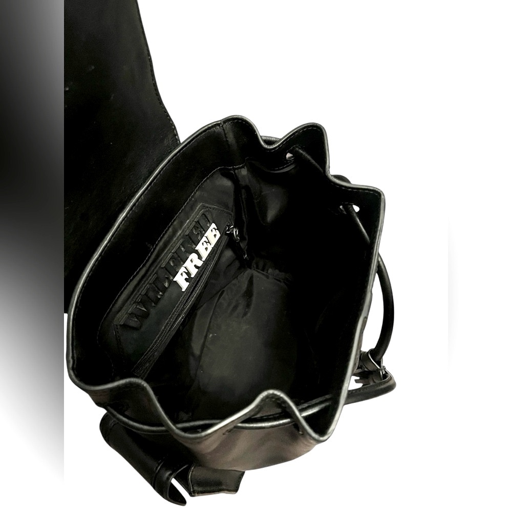 🖤𝐀𝐑𝐈𝐓𝐙𝐉𝐀 𝐖𝐈𝐋𝐅𝐑𝐄𝐃 𝐅𝐑𝐄𝐄 Drawstring Backpack - Picture 3 of 5